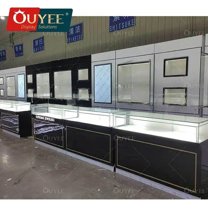 Arredamento per showroom di gioielli: bancone e vetrina in vetro per orologi. 1