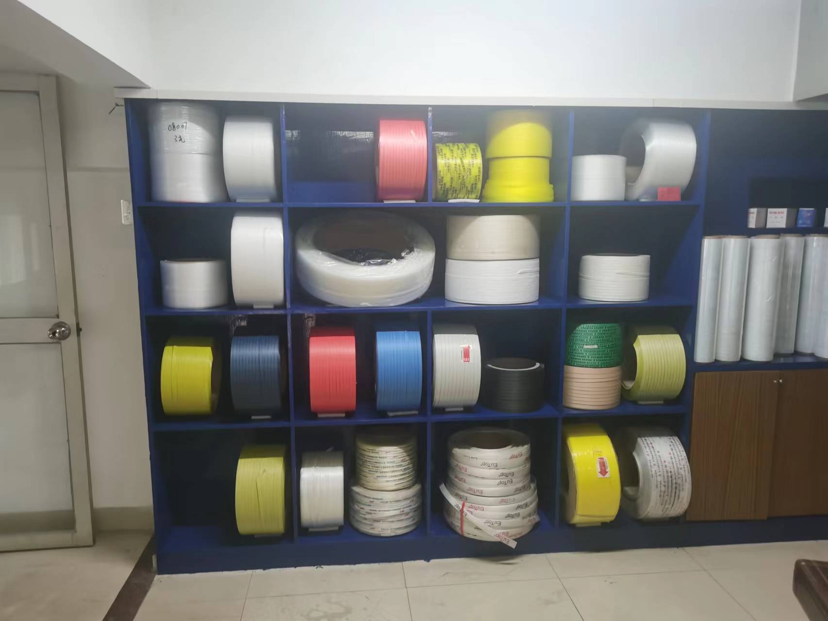 Rotolo di reggetta in plastica per imballaggio in PP blu per sigillatura di pallet e scatole 6