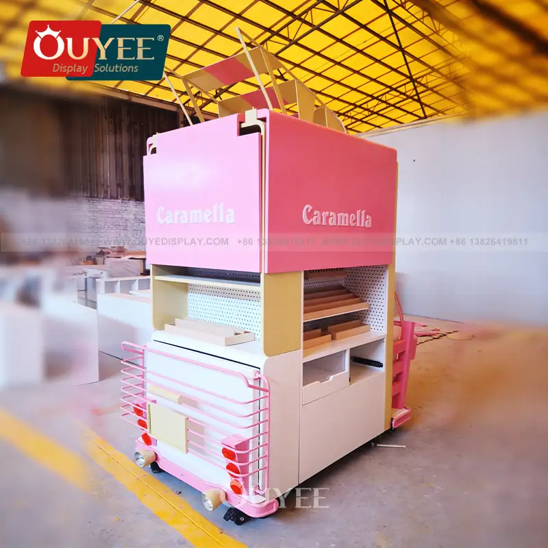 Quiosque móvel de madeira para exibição de doces, ideal para lojas de shopping. 1