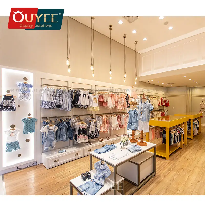 Innenausstattung eines Babybekleidungsgeschäfts: Schaufenster und Kinderkleidungsständer 1