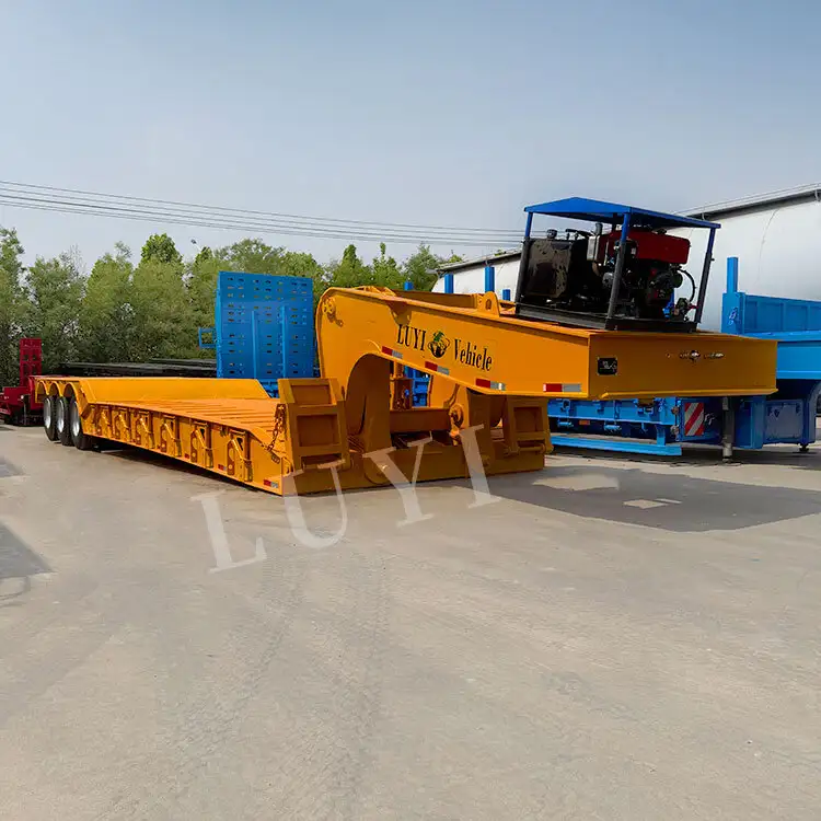 Трехосный низкорамный прицеп марки LUYI грузоподъемностью 80 тонн 1