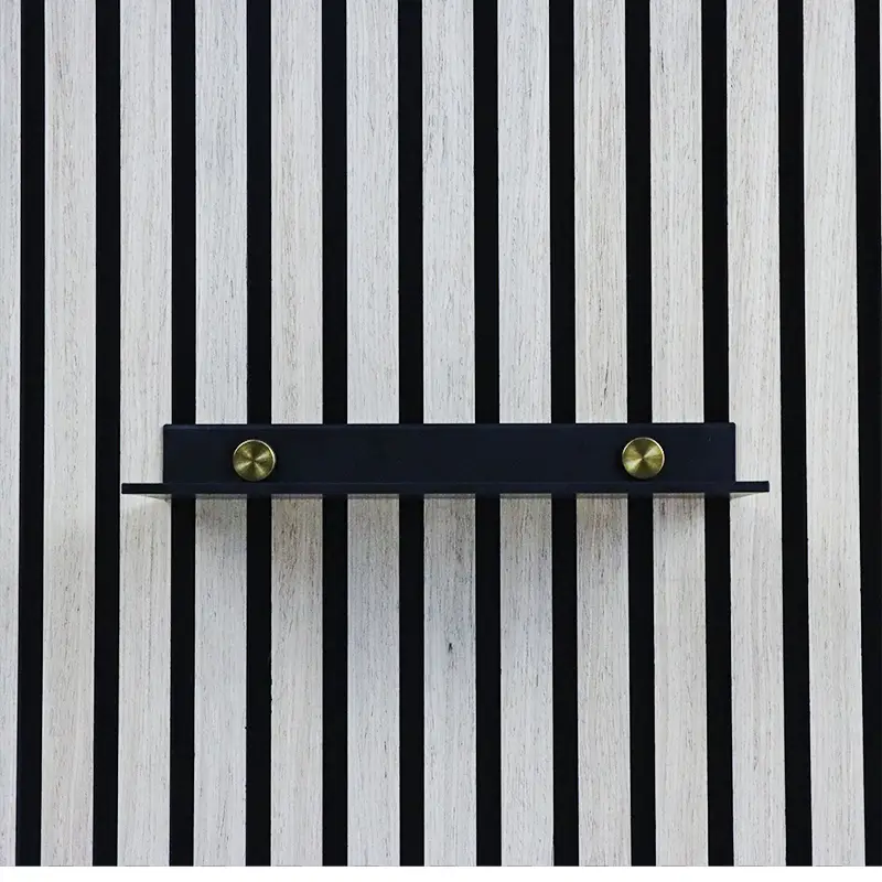 Zwart metalen opbergrek, compatibel met houten lattenpanelen voor akoestisch gebruik. 1