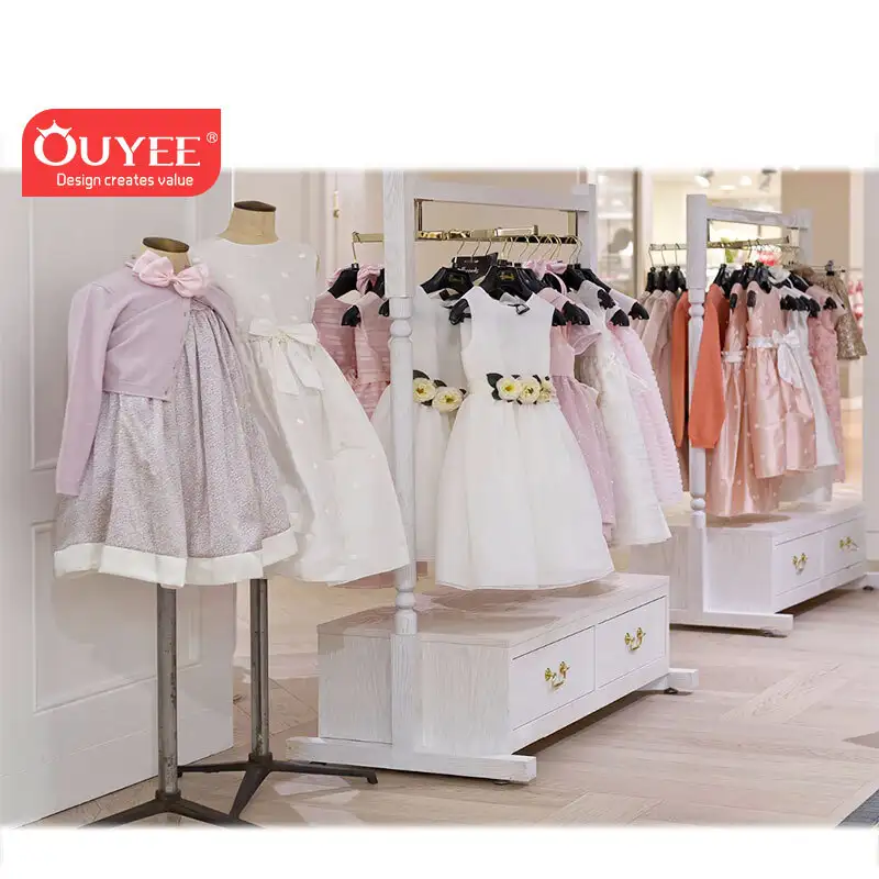 Design de interiores personalizado para loja de roupas infantis e mobiliário em MDF branco. 1