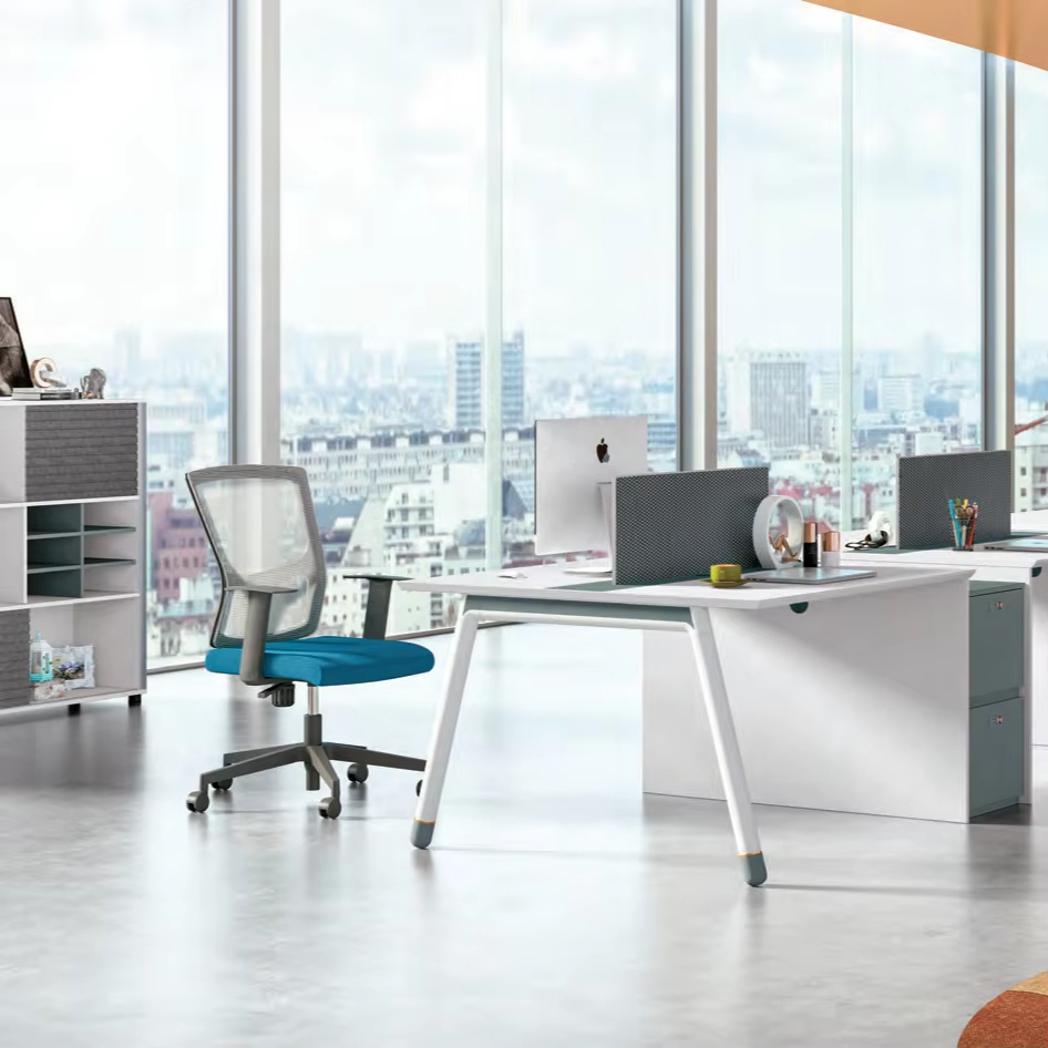 Postazione di lavoro per ufficio alla moda con tavolo per computer da 4 posti, schermo per la privacy e sistema di blocco a combinazione di base 1