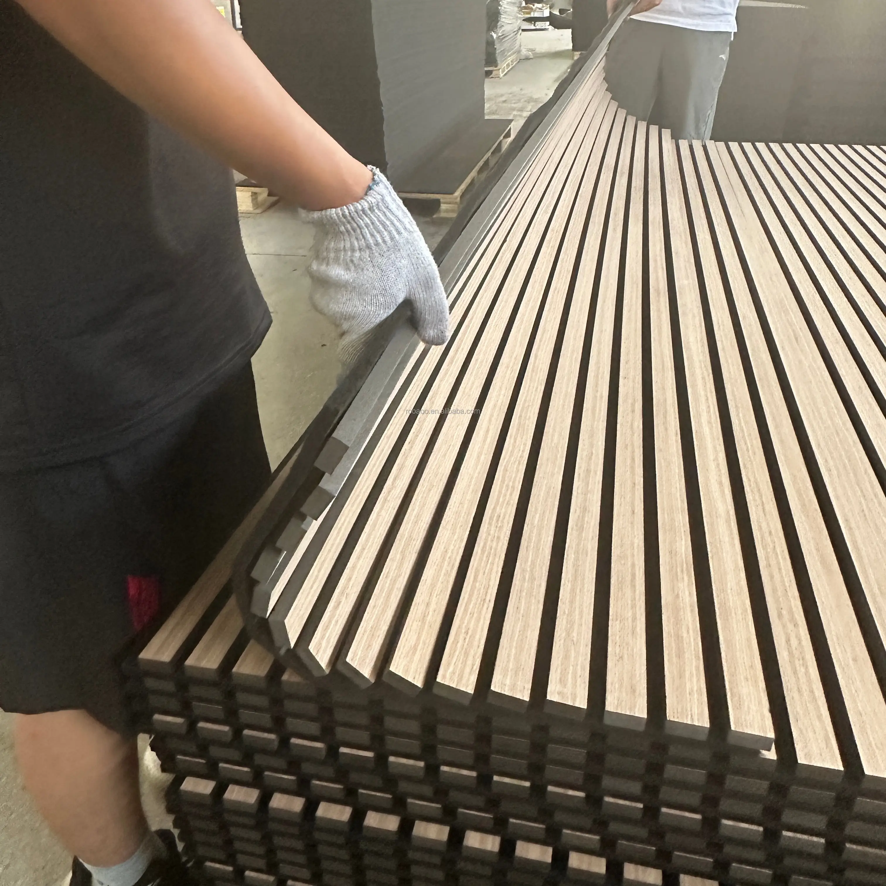 Panneau mural acoustique 3D flexible à lattes ondulées en PVC plaqué bois MDF 1