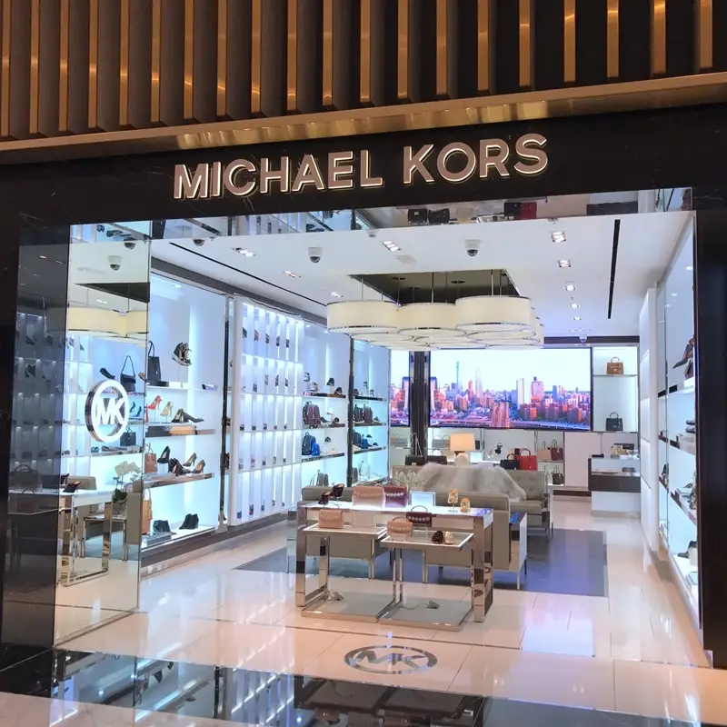 Espositore per scarpe da negozio a parete, ideale per boutique di calzature. 1