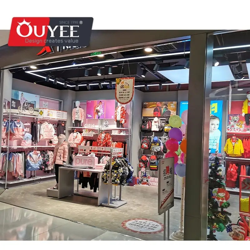 Arredamento e attrezzature per l'esposizione di negozi di abbigliamento per bambini all'ingrosso. 1