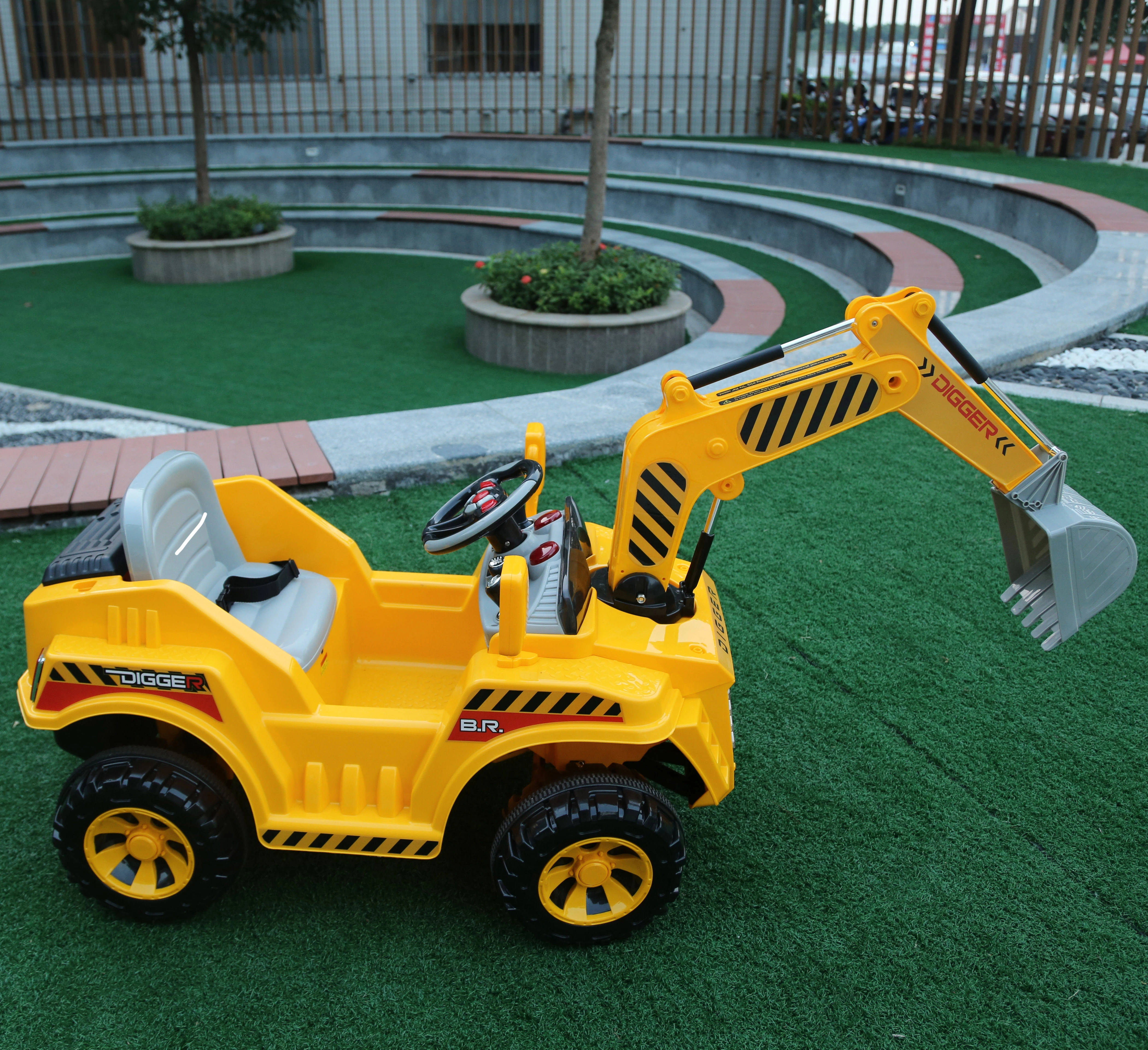 Çocuklar için Elektrikli Kazıcı Kamyon En71 ASTM Sertifikalı Kazıcı Kolu ile Binilebilir Arabalar 1