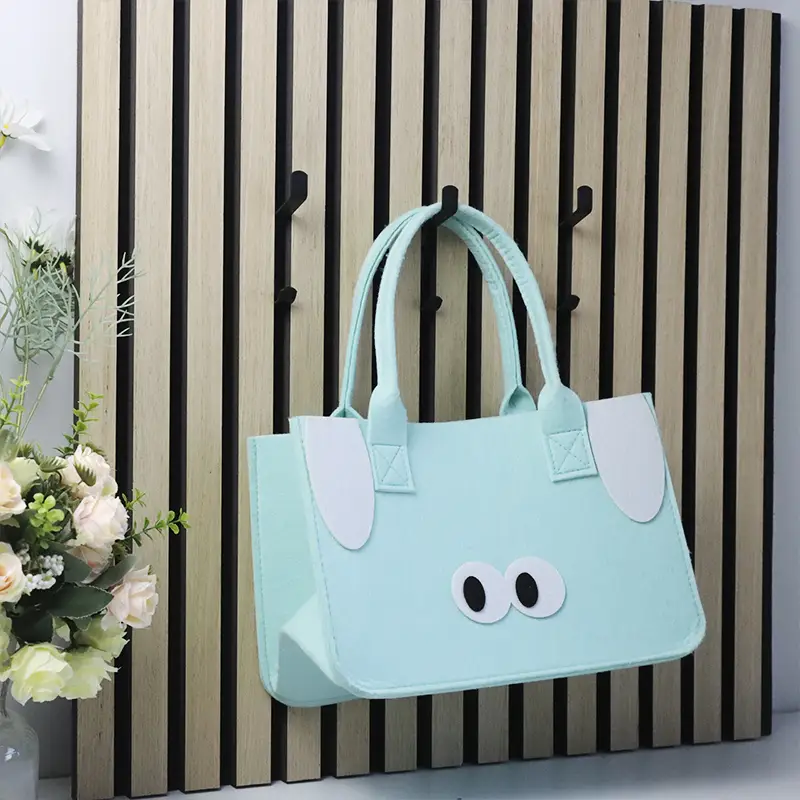 Kapstokhaak voor houten lattenwandpanelen met dubbele haken en eenvoudige installatie. 1