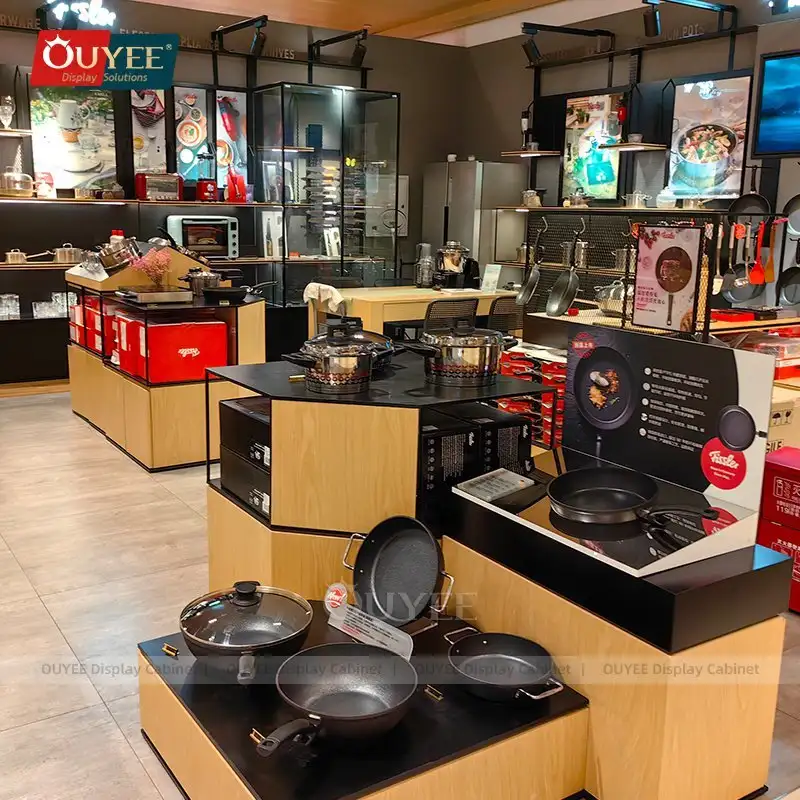 Balcão expositor retrátil para utensílios de cozinha, panelas e frigideiras. 1