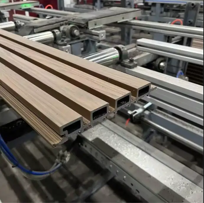 Panneaux muraux extérieurs en WPC, panneaux de revêtement composites étanches et résistants à l'humidité 1