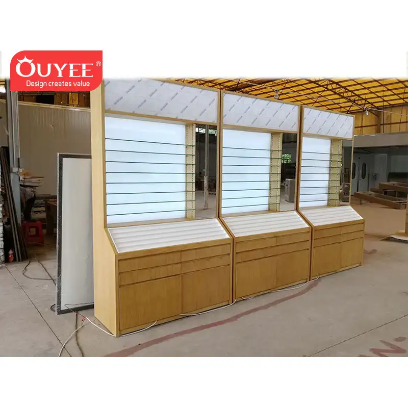 Espositore da parete in legno per occhiali da vista e da sole, ideale per negozi di ottica. 1