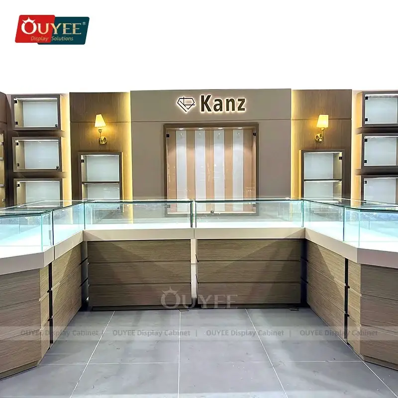 3D-Rendering: Schmuckgeschäft, hölzerner Goldtresen, Glasinsel 1