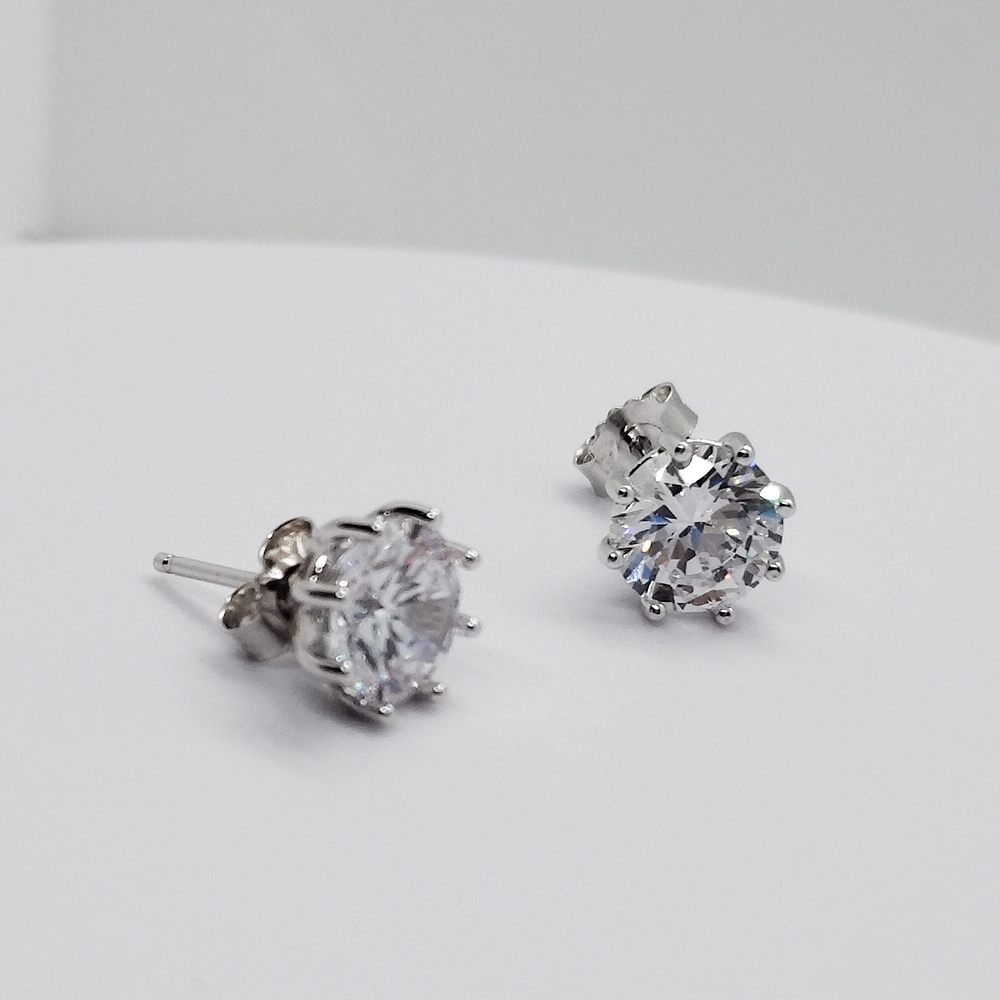 Orecchino a perno con diamante rotondo creato in laboratorio 1