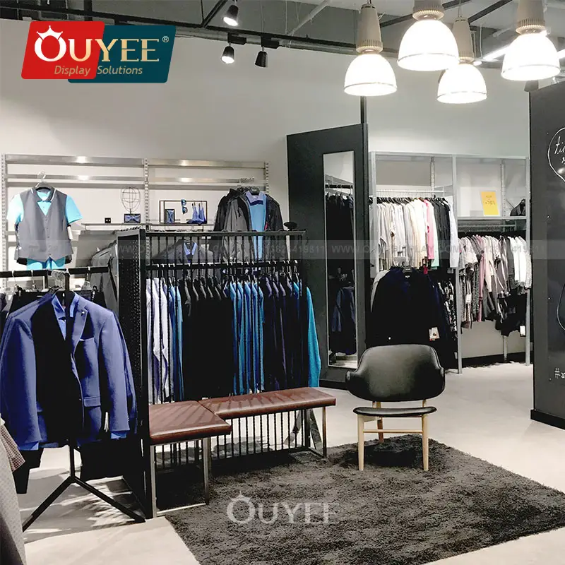 Maßgefertigter Kleiderständer aus schwarzem und goldenem Metall für den Einzelhandel 1