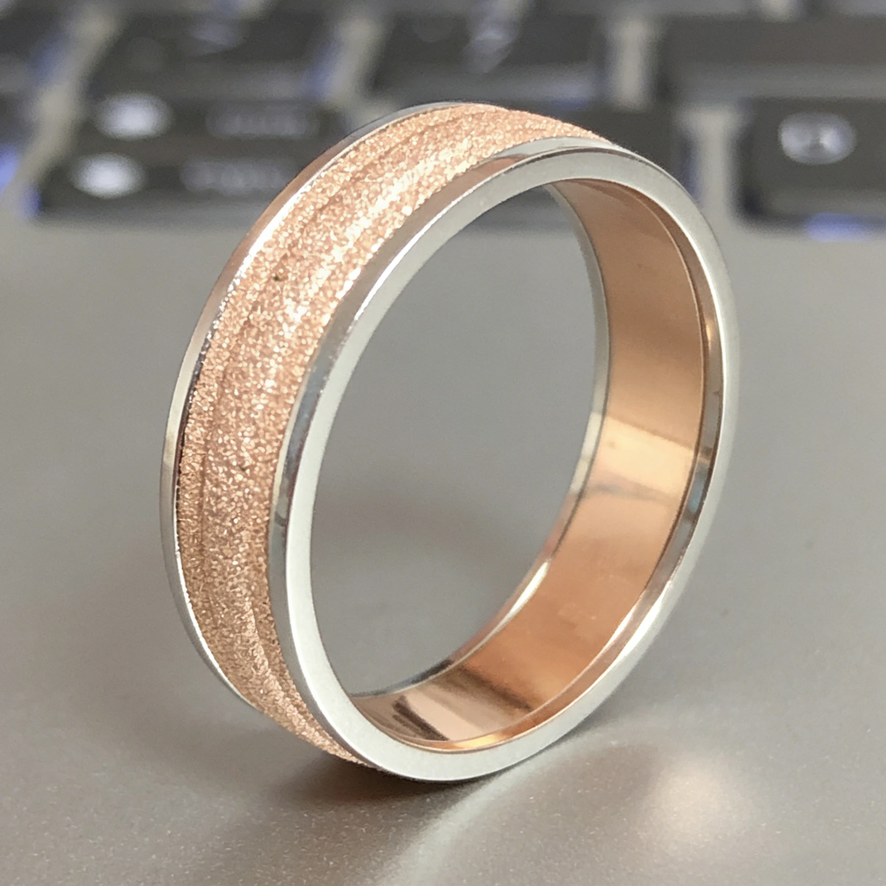 Anello nuziale bicolore in platino PT950 placcato in oro rosa con scanalature sabbiate per uomo 1