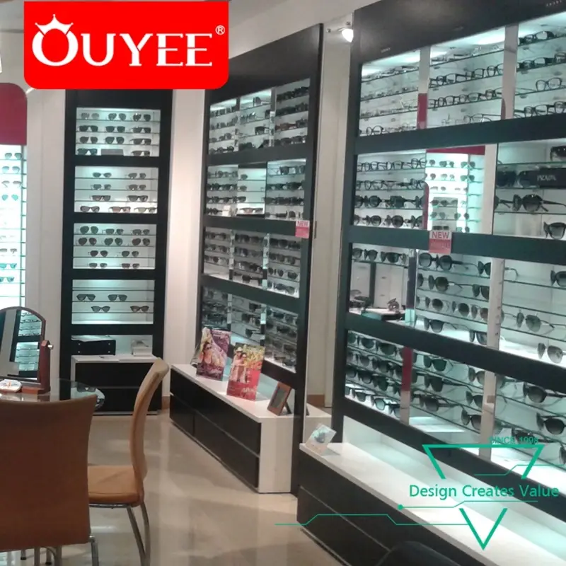 Bancone in legno per negozio di ottica, ideale per esporre occhiali da vista e da sole. 1