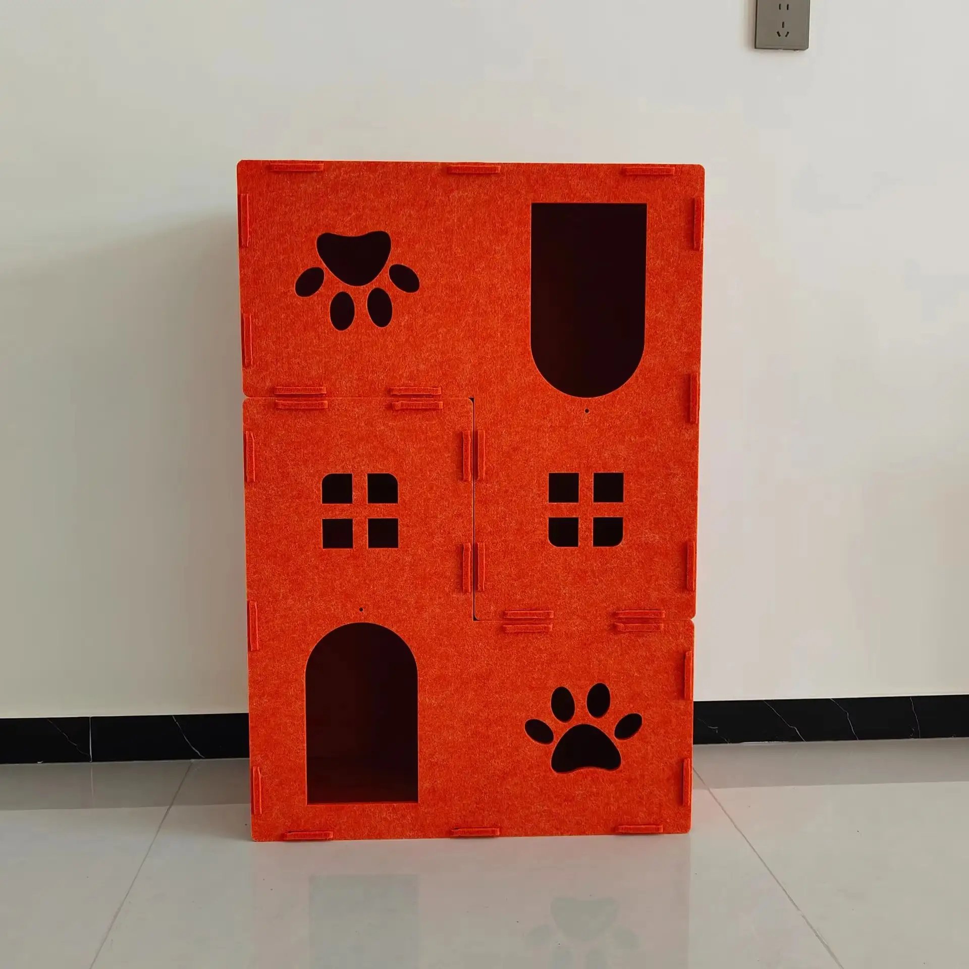 Dubbellaags golfkartonnen klimrek en krabplank voor katten, verpakt in een milieuvriendelijke kartonnen doos. 1