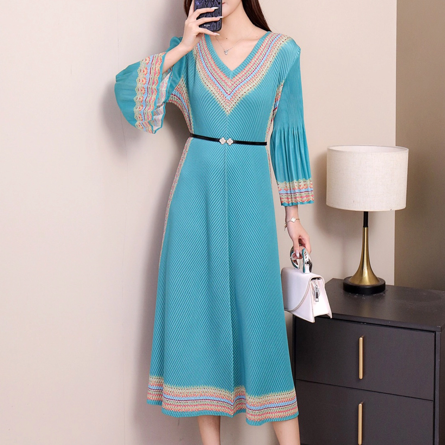 Miyake Ethno-Print Plissiertes Midikleid V-Ausschnitt Glockenärmel Elegantes Kleid mit Gürtel 1