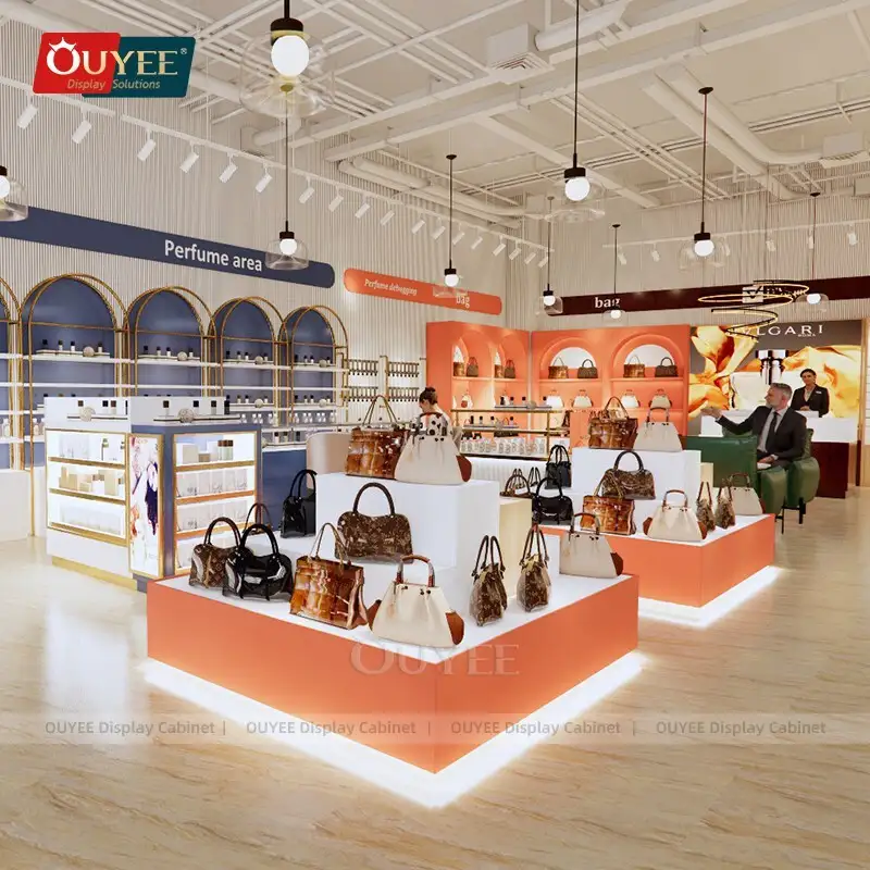 عرض منتجات العطور في متجر السوق الحرة ومتجر العطور، بالإضافة إلى عرض الحقائب للعطور 1