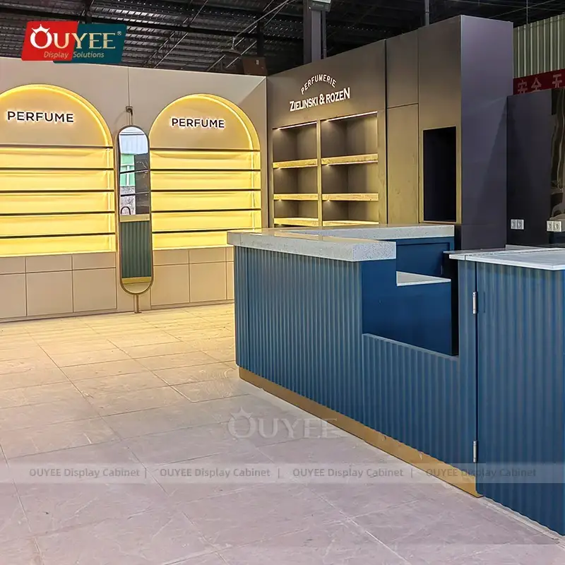 Duty-Free-Shop-Displays: Sonnenbrillenständer, Schmuck- und Kosmetikvitrine 1