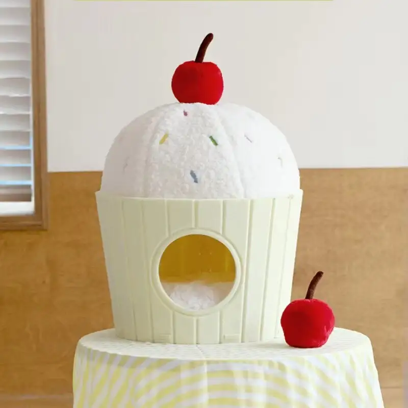 Panier pour chat et chien en forme de cupcake avec griffoir et jouet pour chat amovible 1