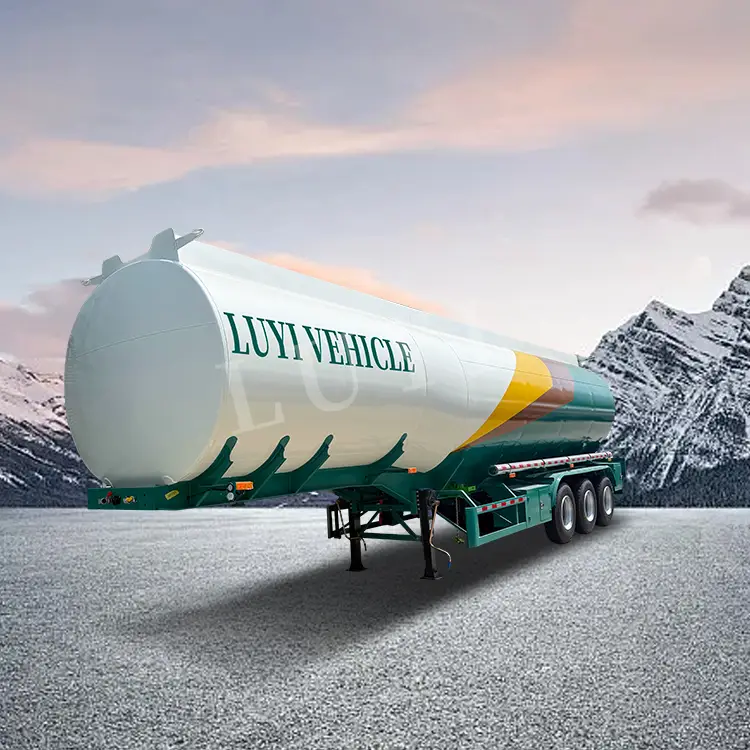 Semi-remorque à réservoir de carburant avec compartiments d'huile pour essieu 2/3 1