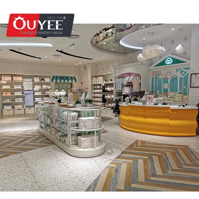 Verkaufstheke für Kinder- und Babyartikel mit individuell gestalteten Regalen 1