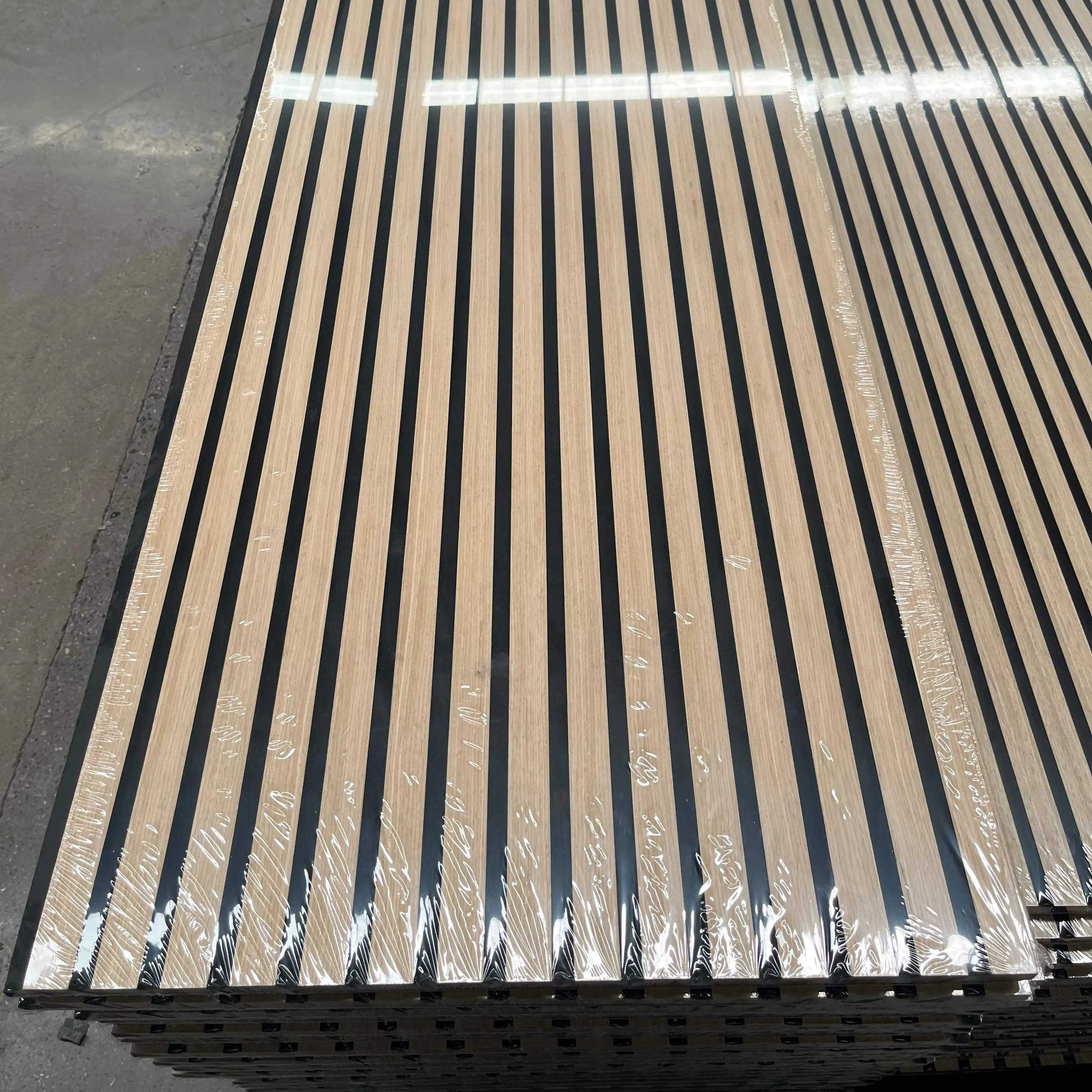 Painéil Fuaimiúla Veinír Adhmaid Nádúrtha Painéil Fuaimdhíonta Balla Slata Adhmaid Sholadach 1