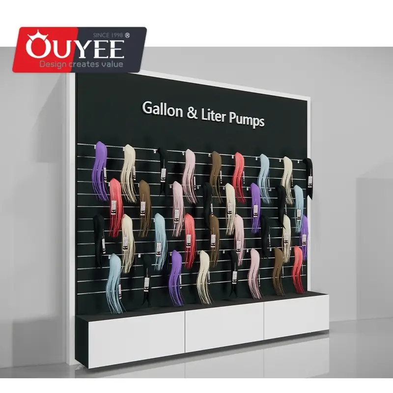 Wandmontiertes Lamellenwand-Regal zur Präsentation von Haarverlängerungen und Perücken für den Salon 1