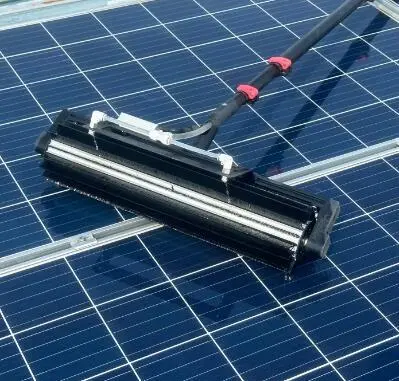 Cepillo de limpieza manual largo para paneles solares, herramienta de lavado en seco y húmedo para techos. 1