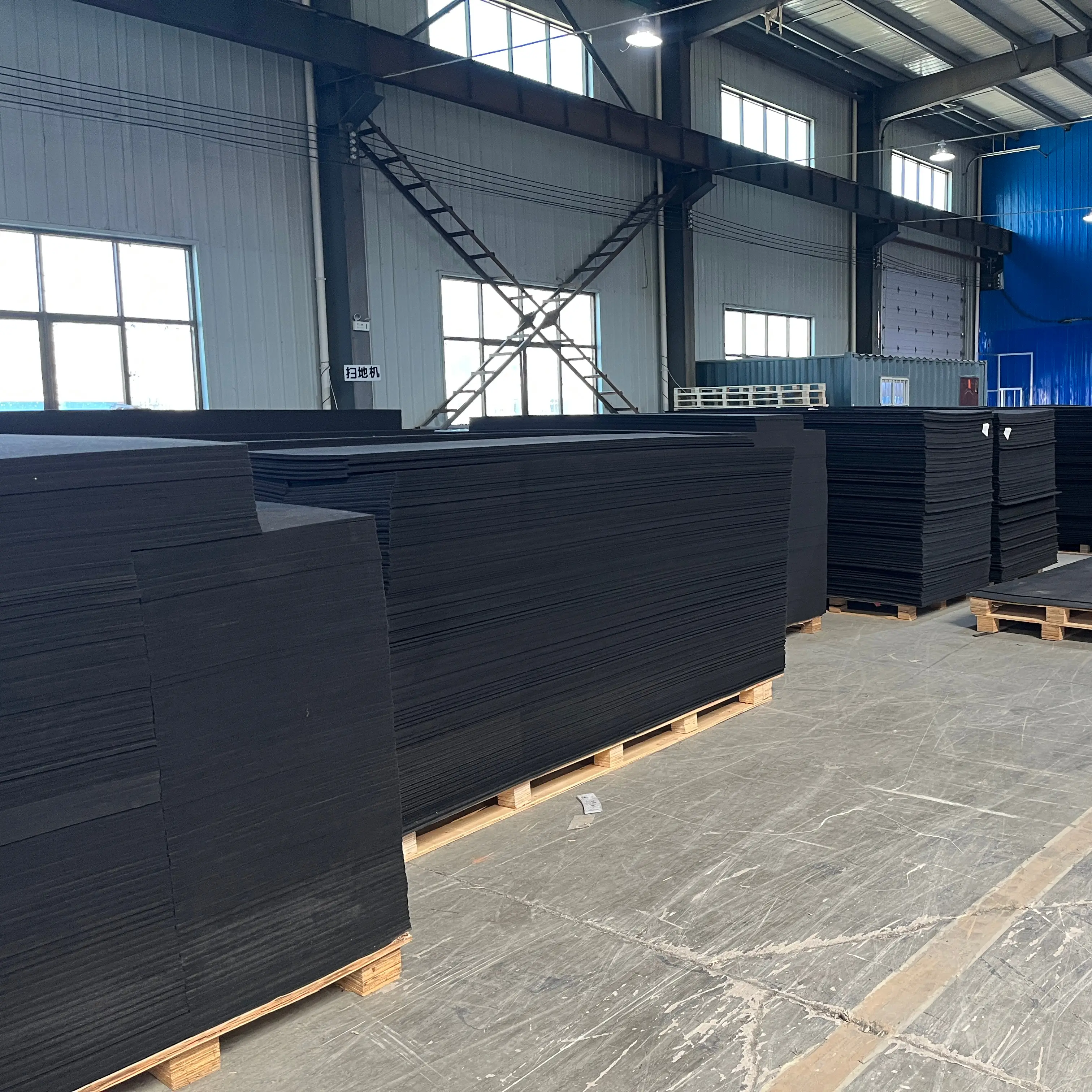 Звукоизолирующая стеновая панель из полиэфирного волокна для подавления шума. 1