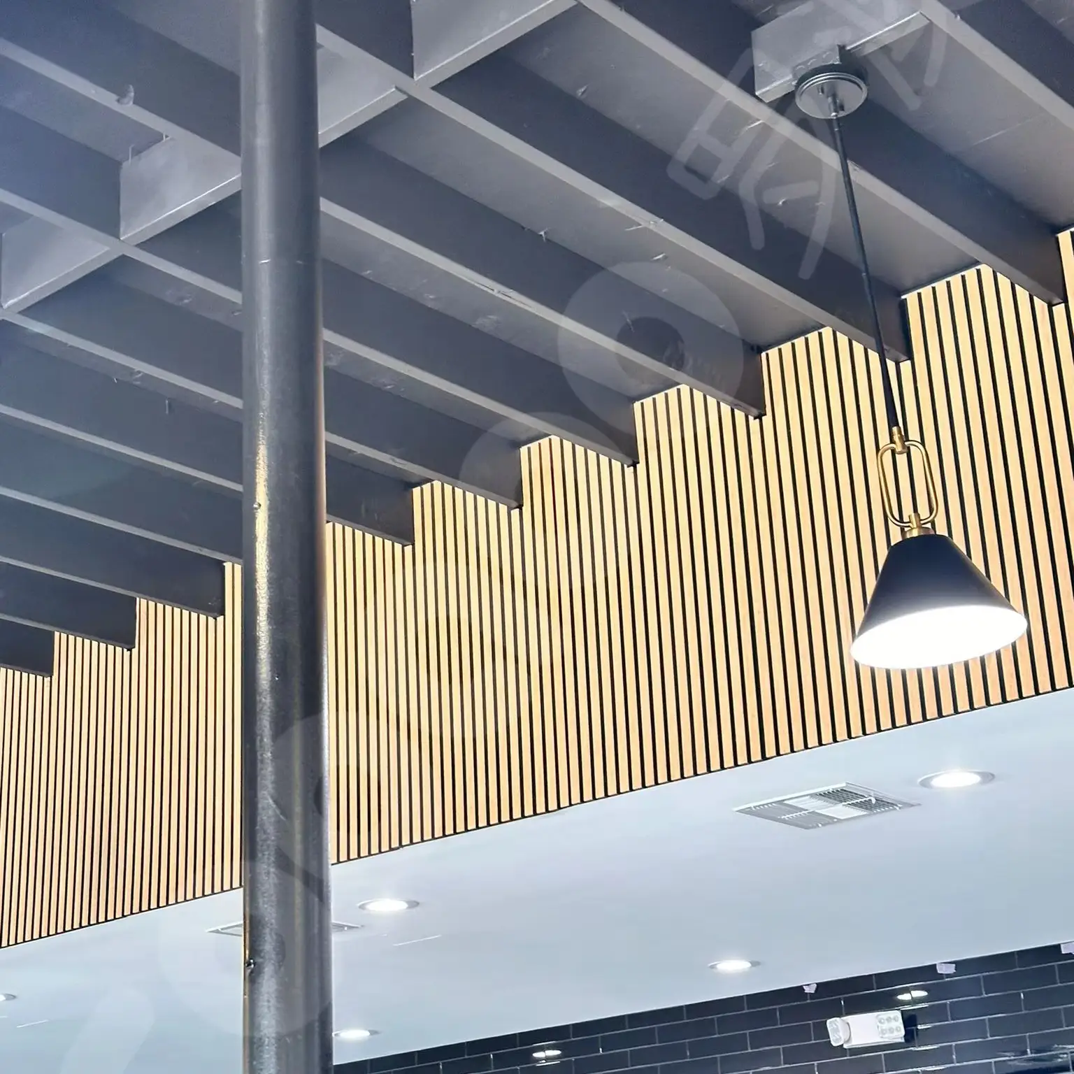 פאנל אקוסטי מעץ ומסך סופג קול בגימור אלון לבן 1