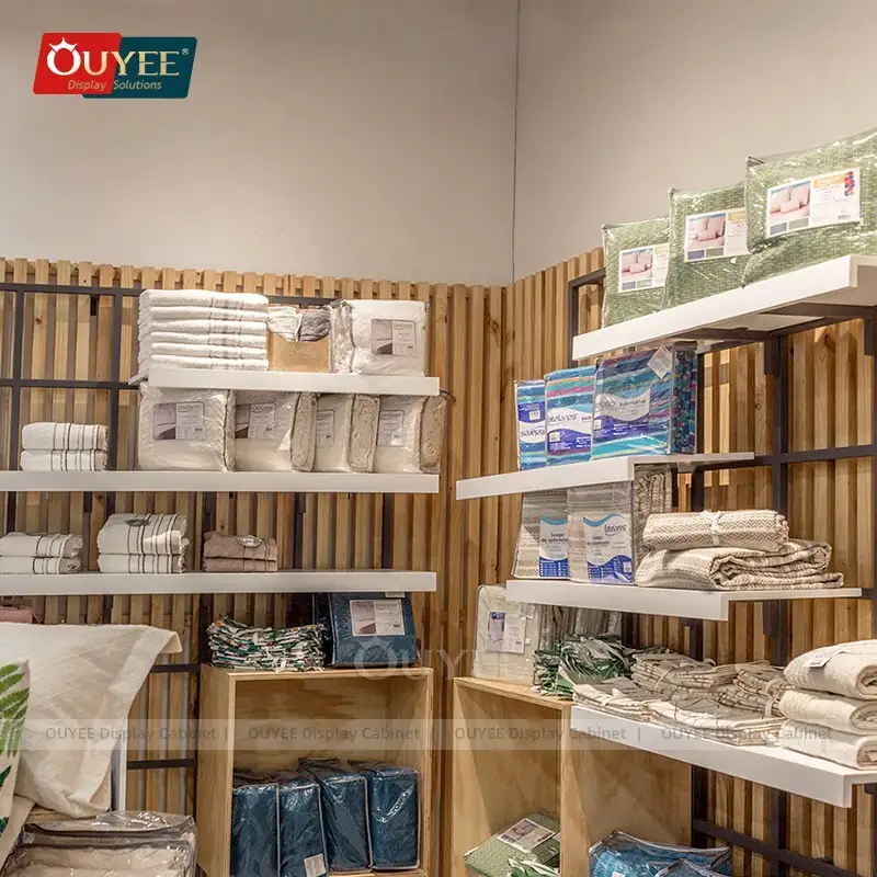 Vetrina espositiva in legno per boutique e negozi di arredamento. 1