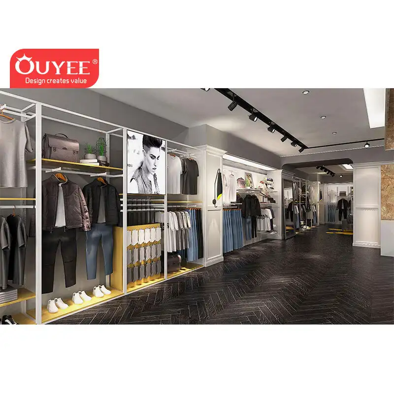 Interni di un negozio di abbigliamento maschile prodotto in una fabbrica cinese, destinati alla vendita al dettaglio di capi d'abbigliamento. 1