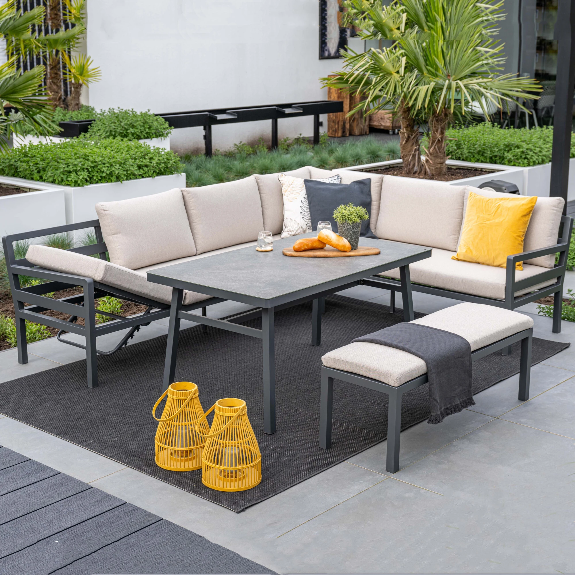 Canapé d'angle de jardin imperméable avec table à manger et pouf, idéal pour une terrasse ou un jardin. 1