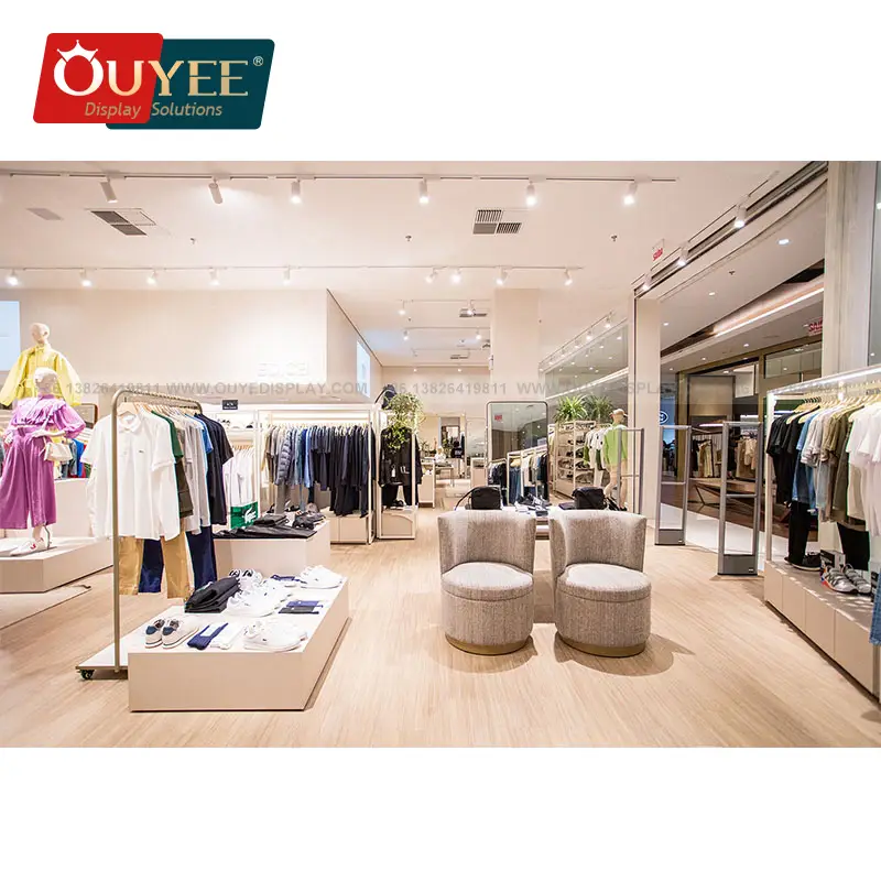 Espositore per abiti personalizzato in legno dorato per boutique e negozi di abbigliamento. 1