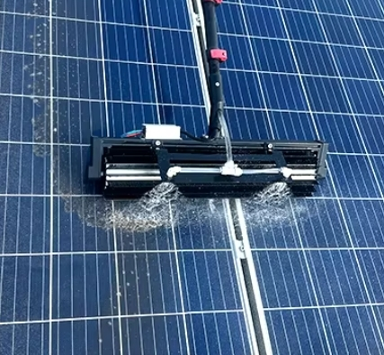 Robot de lavado con cepillos giratorios de 3,6 m, 5,4 m y 7,2 m para paneles solares de techo 1