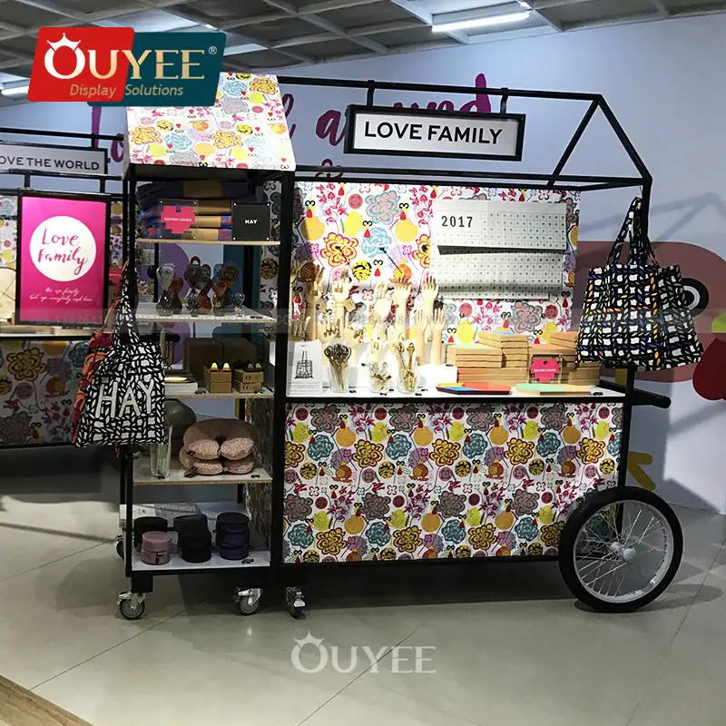 Süßwaren-Verkaufsstandwagen mit Rädern – Dessertauslage im Einkaufszentrum 1