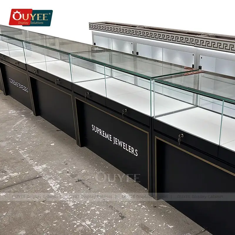 Vetrina espositiva in vetro per orologi e gioielli presso una gioielleria specializzata in oro. 1