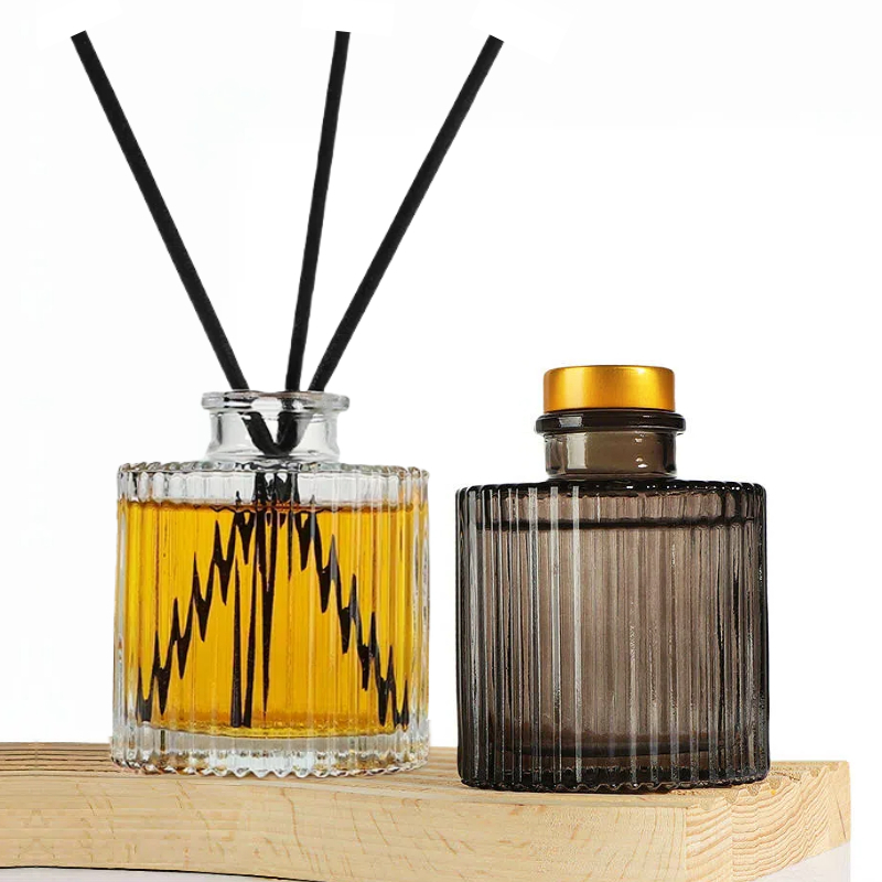 اكتشف زجاجة موزع العطور ذات الخطوط المسطحة الأنيقة 1