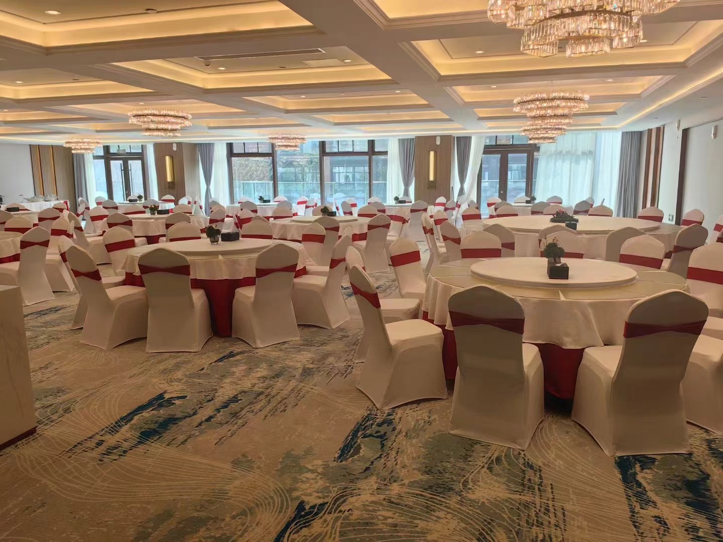 Tappeti personalizzati di alta qualità, realizzati a mano, per hotel e sale per banchetti. 5