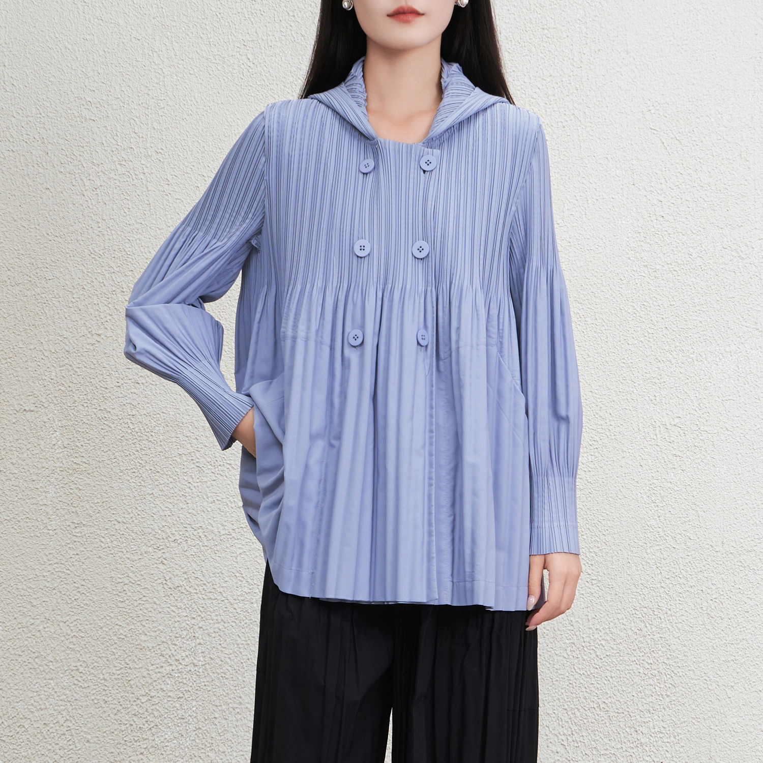 Maßgeschneiderter plissierter Damen-Windbreaker-Mantel in mittlerer Länge mit Miyake-Muster 1