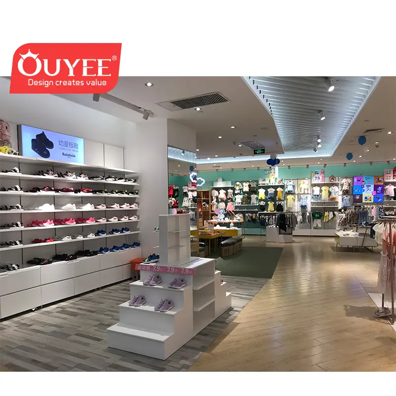 Schuhregale und Kleiderständer für Kinder im Babyladen 1