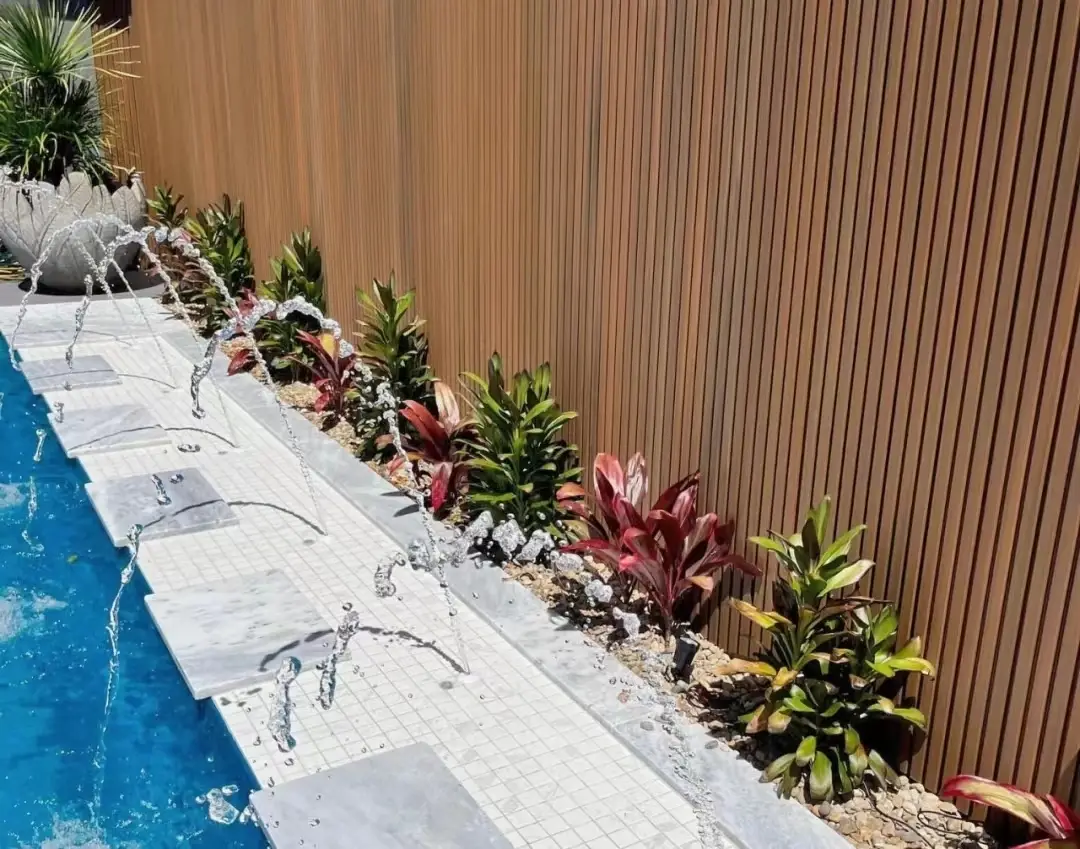 Panneaux acoustiques insonorisés et étanches en WPC pour la décoration intérieure de villas 1