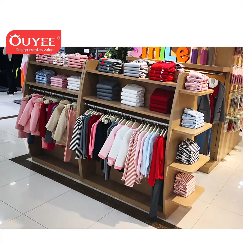 Espositori e scaffalature per negozi di abbigliamento per bambini e neonati. 1