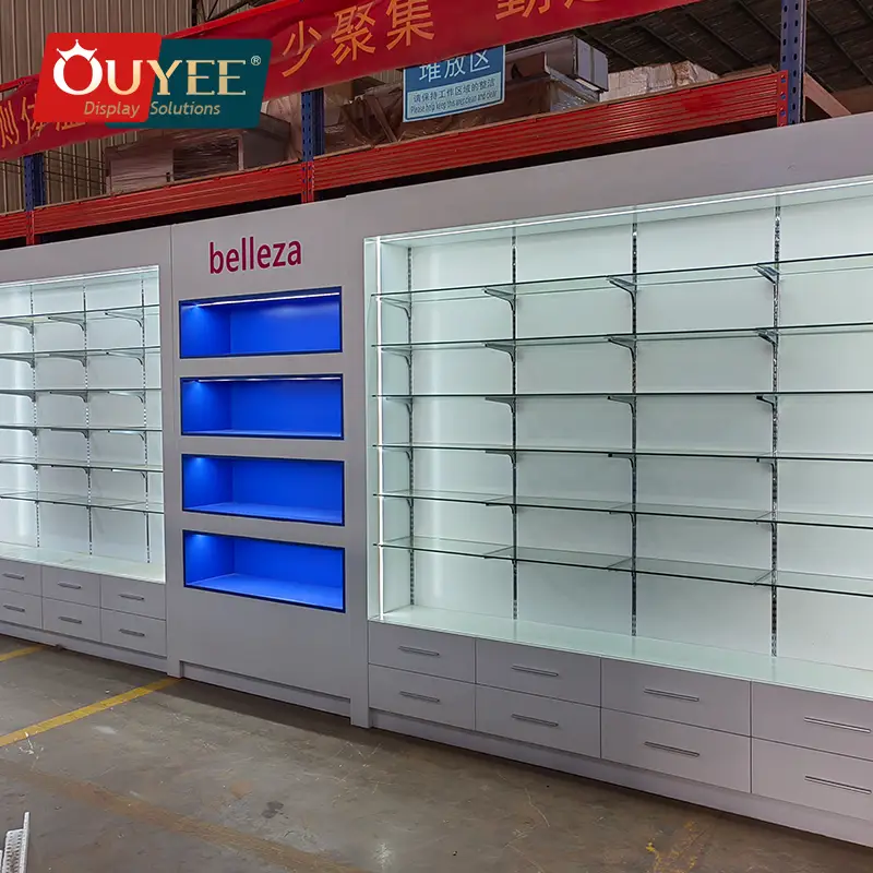 Comptoir et étagères en bois pour l'aménagement intérieur d'une pharmacie 1