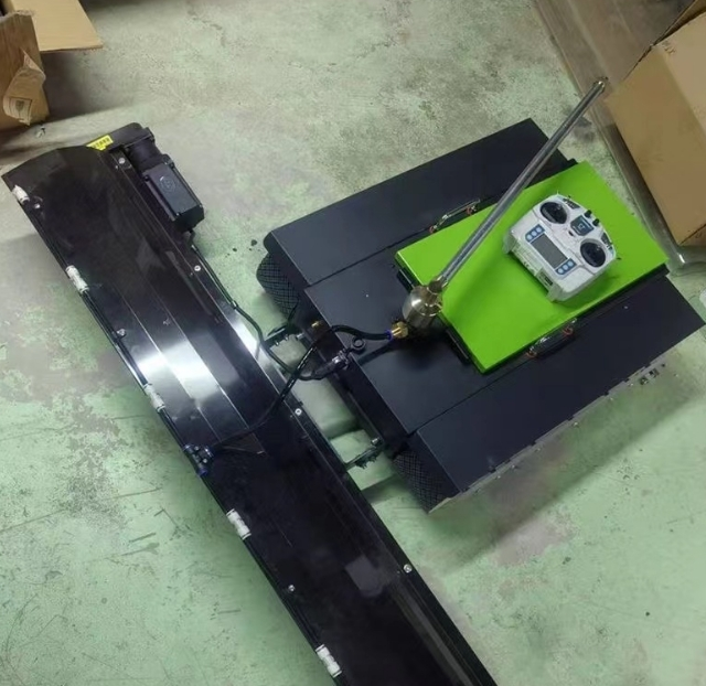 Remote-controlled Tracked Solar Cleaner Machine,19 Degree Slope Climbing Tracked Cleaning Robot,Rooftop Pv Panel Cleaner 1