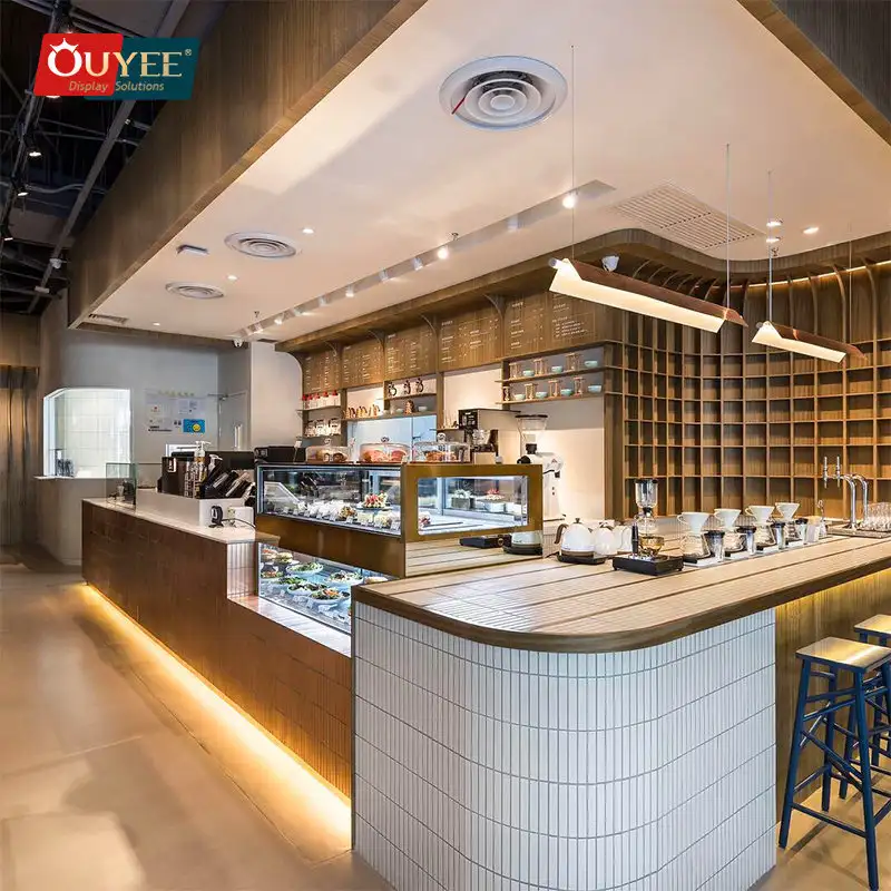 Vetrina e bancone da bar in legno su misura 1