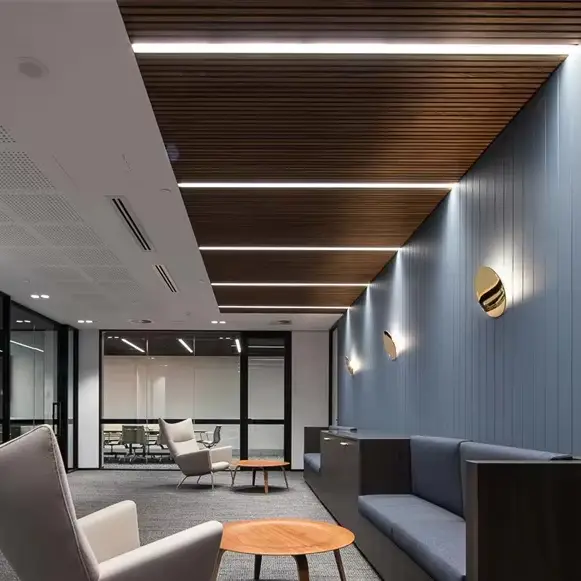 FSC-gecertificeerde 3D-gegroefde akoestische wandpanelen van wit eikenhoutfineer voor binnen en buiten. 1